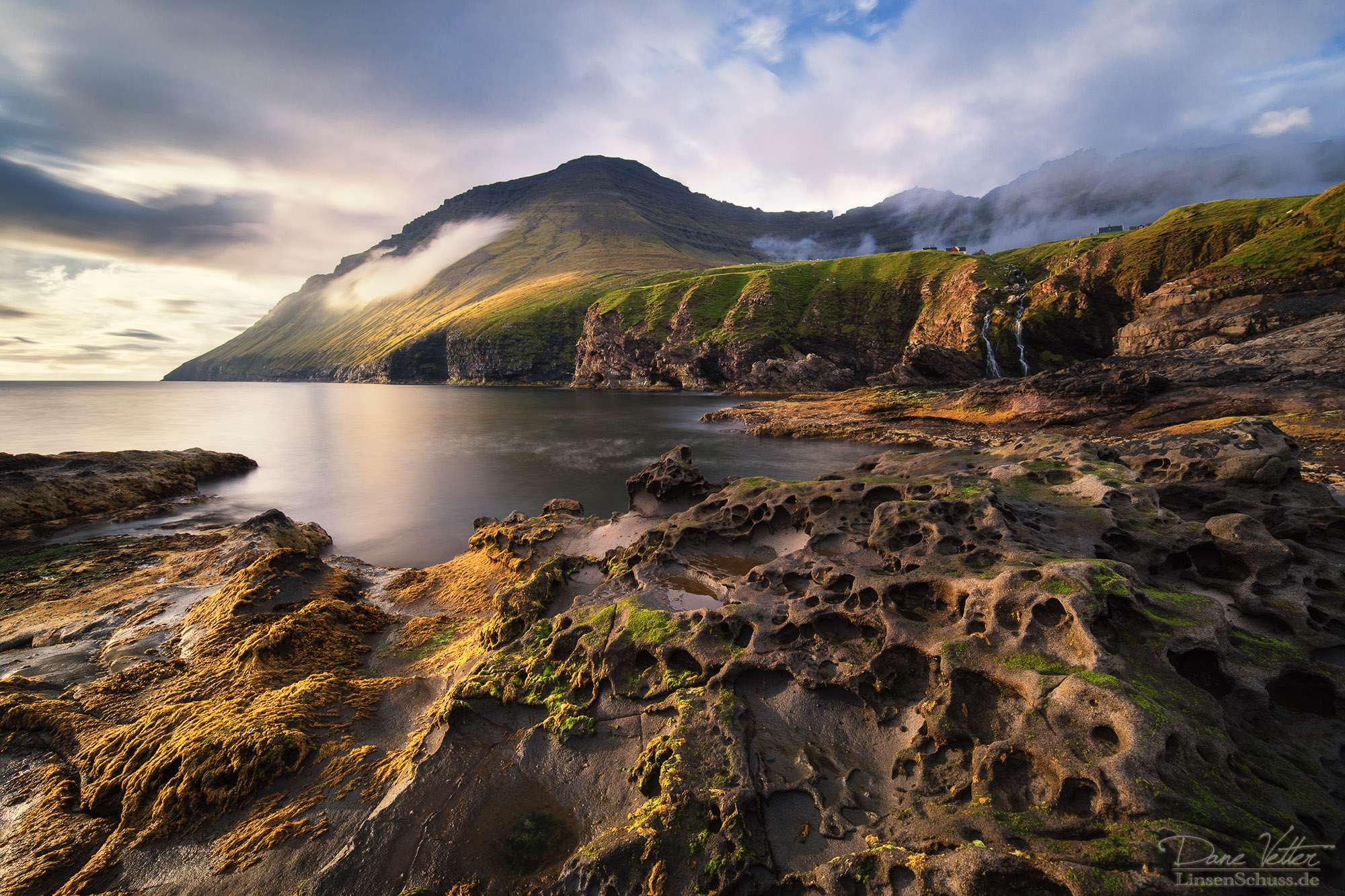 Goldenes Licht am Ufer